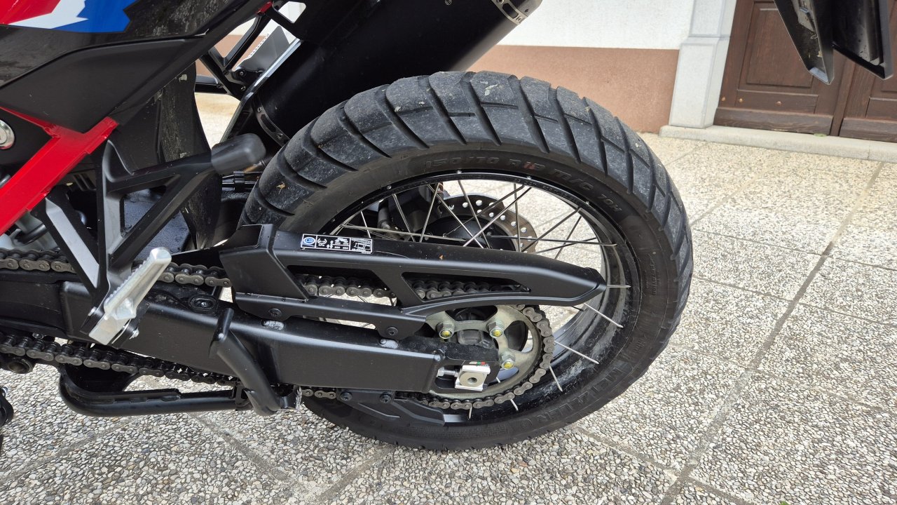 Dva vsestranska motocikla za različne uporabnike