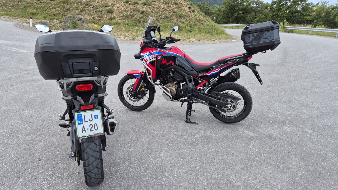 Dva vsestranska motocikla za različne uporabnike