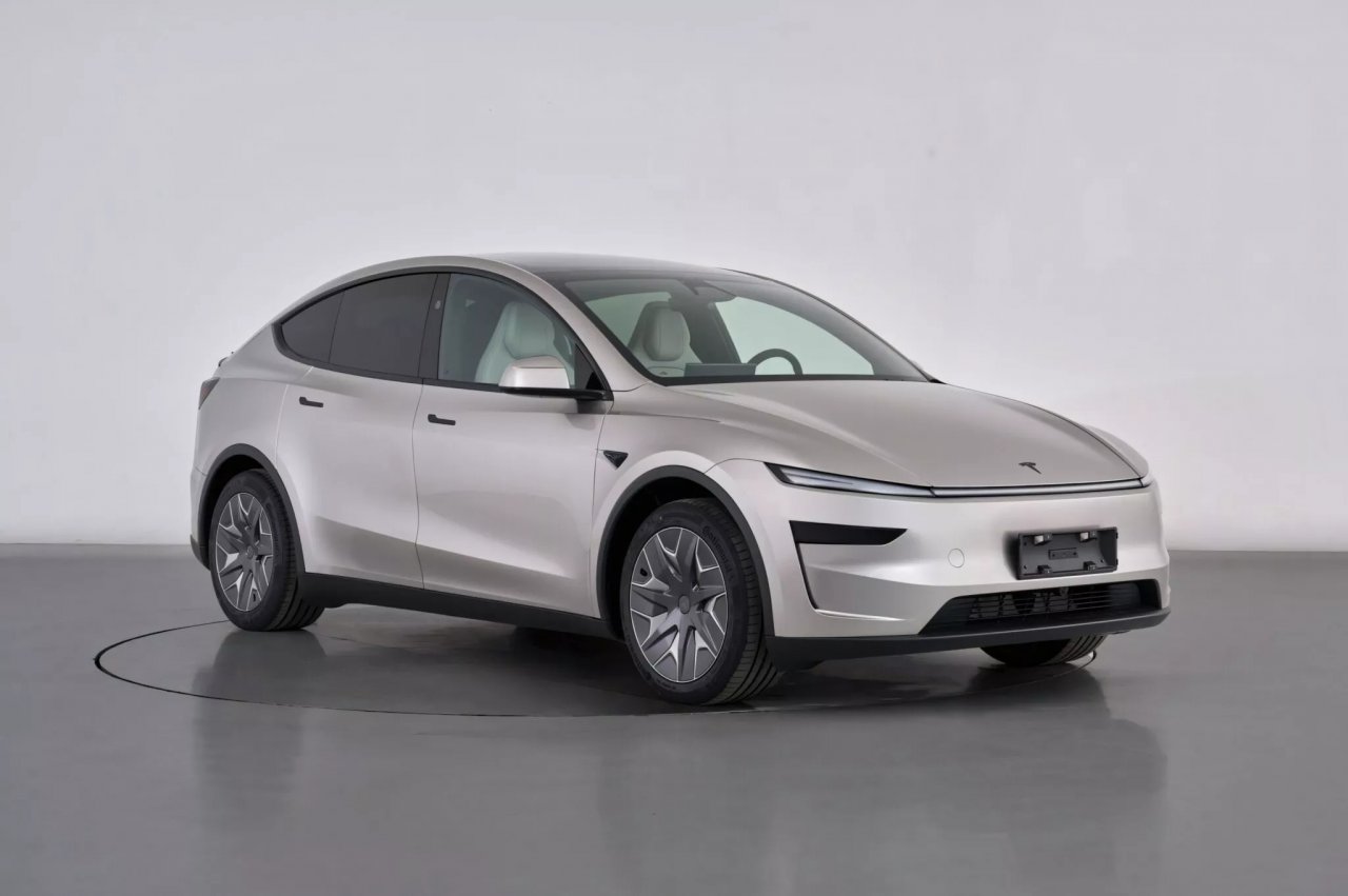Model Y tudi z daljšo medosno razdaljo in šestimi sedeži Model Y tudi z daljšo medosno razdaljo in šestimi sedeži