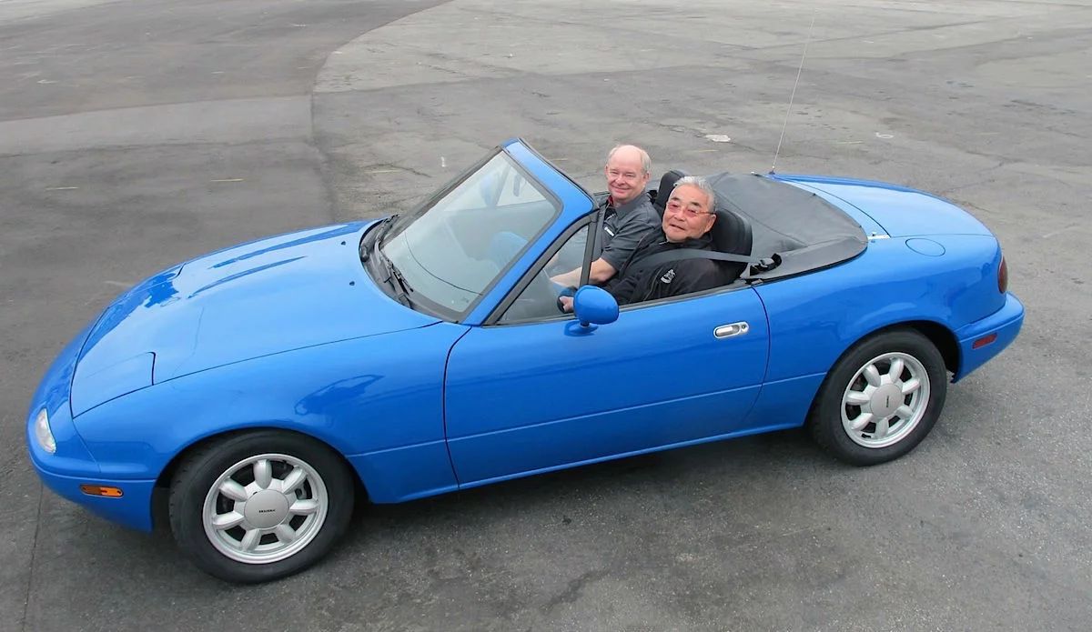 Očeta Mazde MX-5, Tom Matano (za volanom) in Bob Hall.