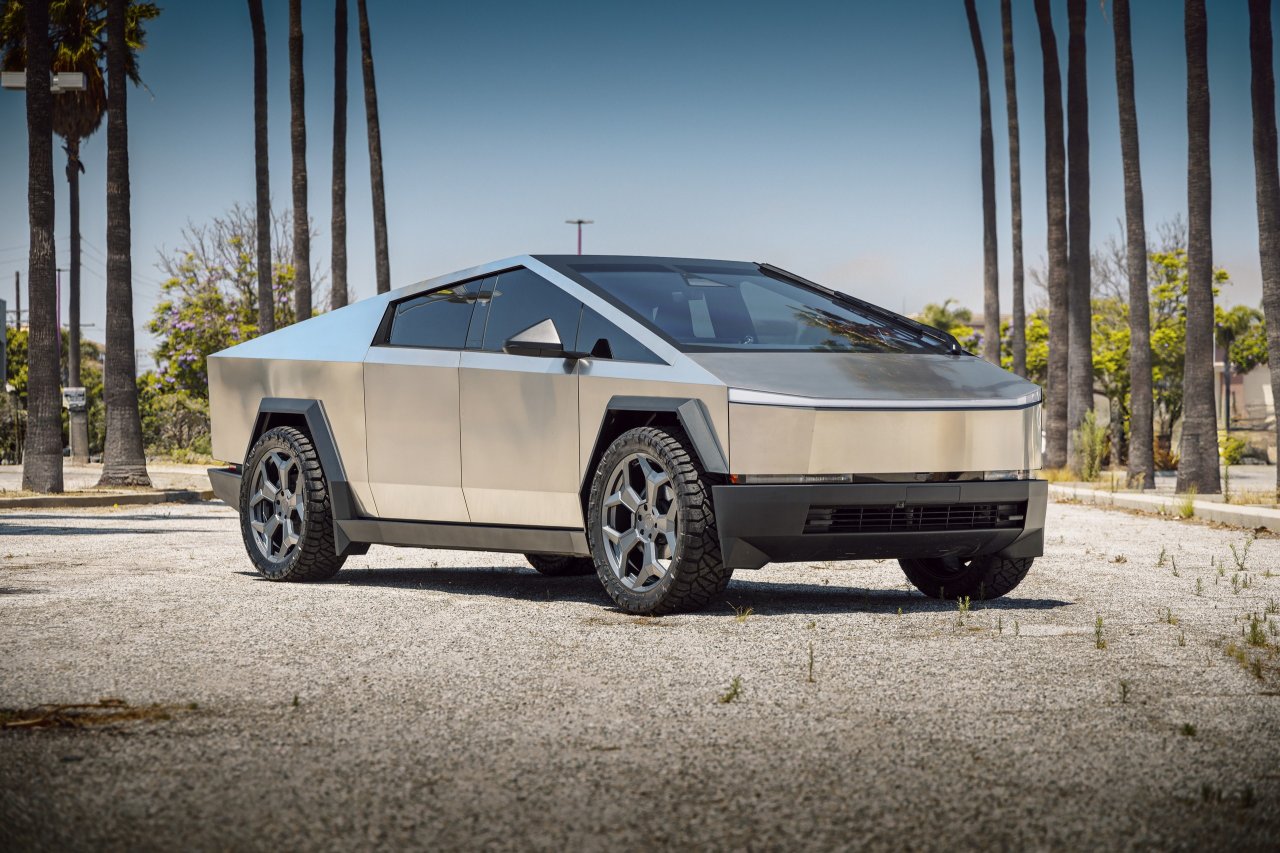 Tesla pripravlja manjšega naslednika Cybertrucka Tesla pripravlja manjšega naslednika Cybertrucka