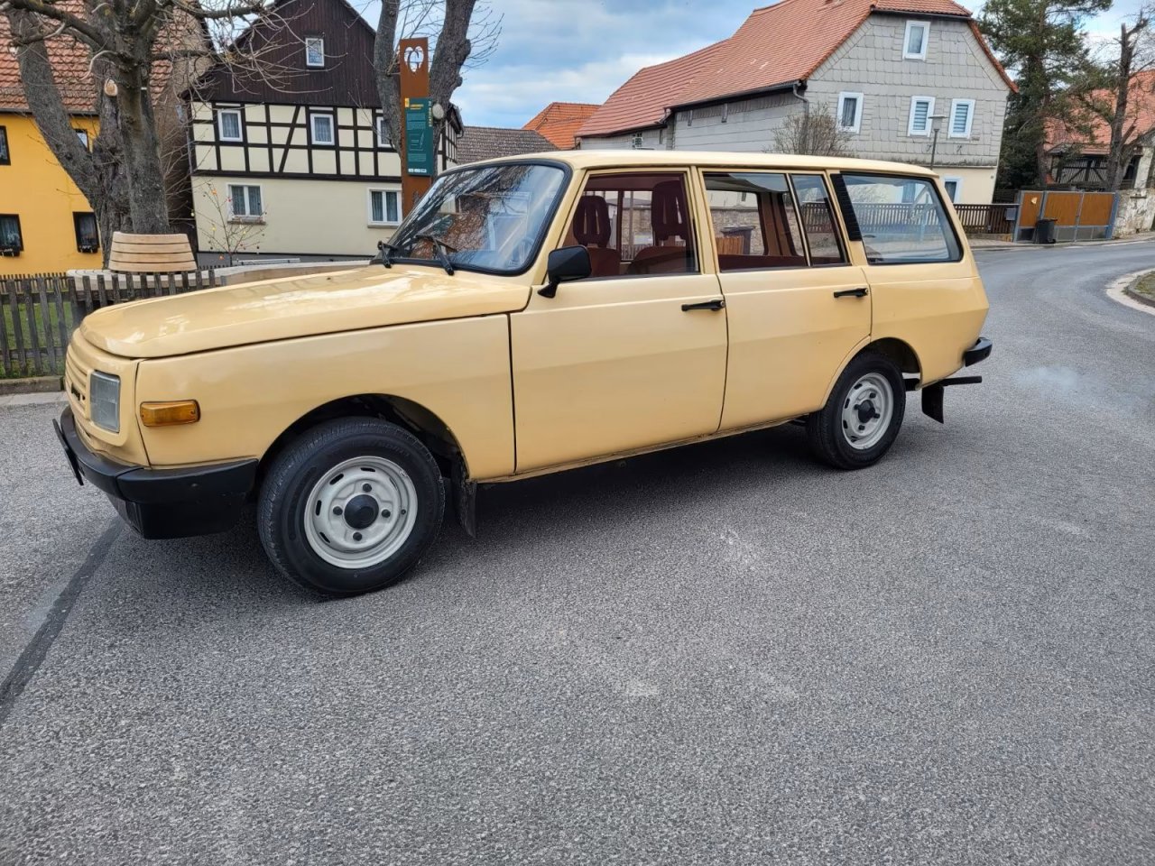 353 je bil ves čas na voljo v različnih karoserijskih različicah, tudi kot kombi. 