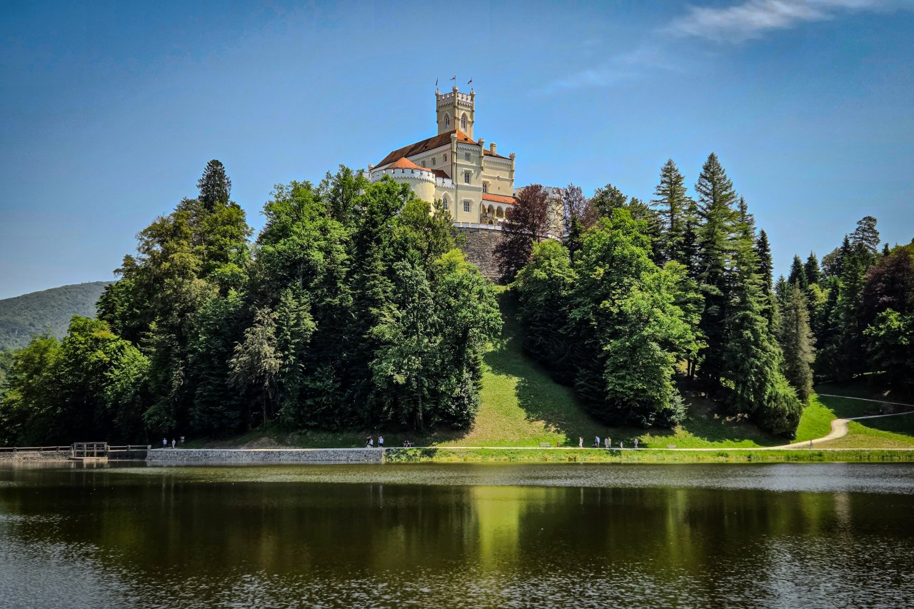 Po zavitih cestah do pravljičnega gradu