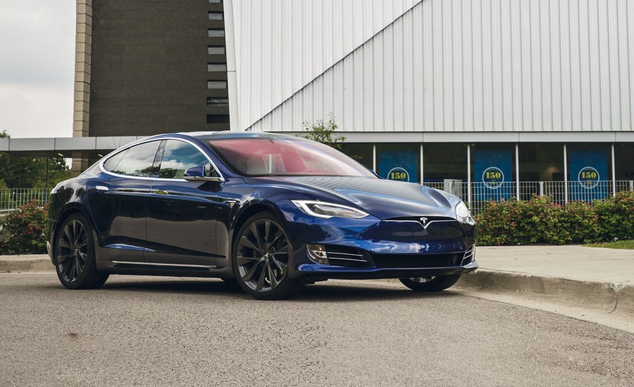 Tesla mora plačati visoko odškodnino žrtvam prometne nesreče