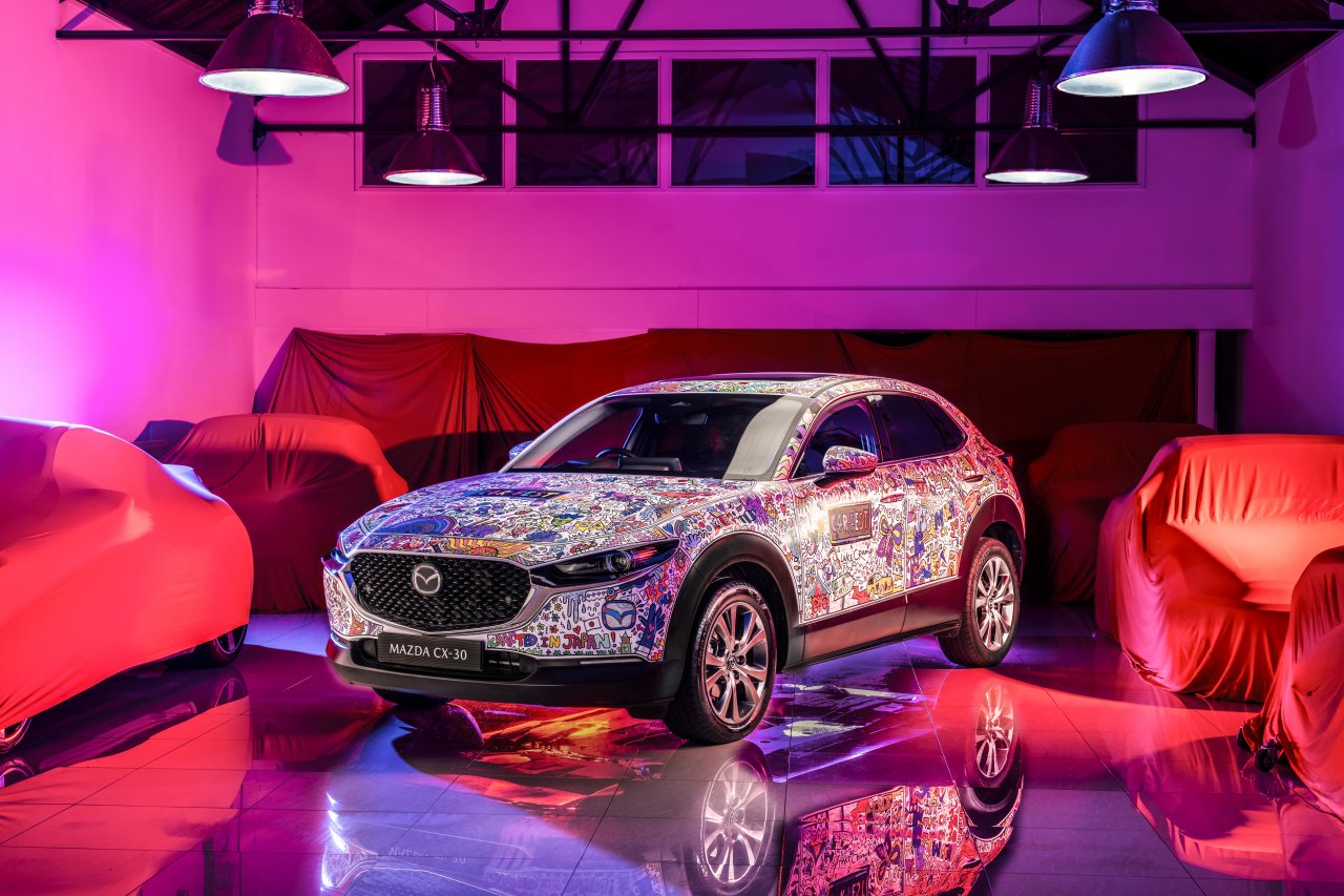 Otroci in zvezdniki ustvarili umetniško Mazdo CX-30 Otroci in zvezdniki ustvarili umetniško Mazdo CX-30