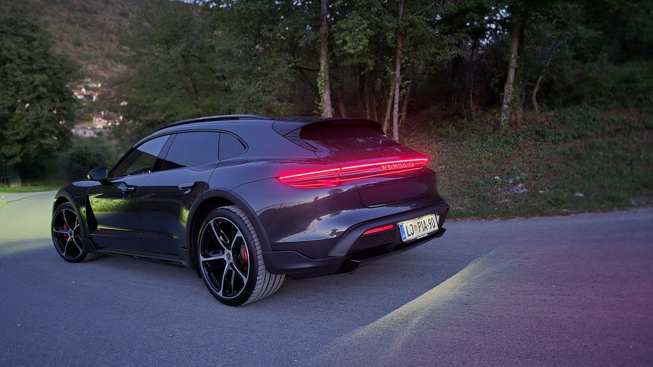 Porsche spreminja strategijo, elektrika ni več na prvem mestu