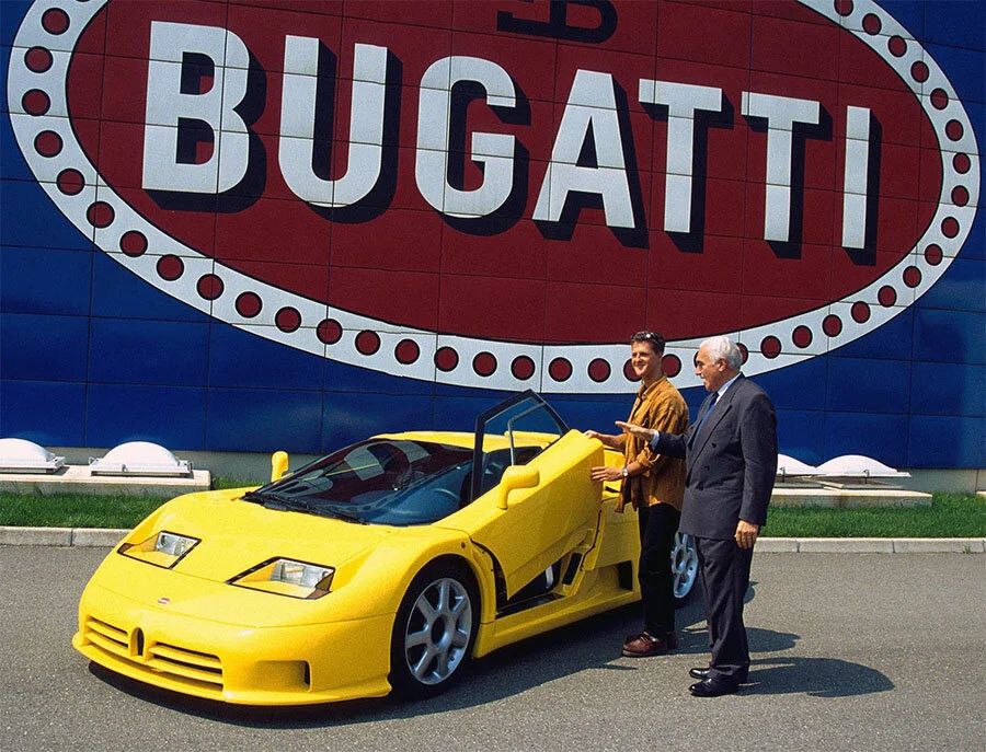 Romano Artioli je junija 1994 predal ključe rumenega EB110 SS bodočemu svetovnemu prvaku v F1, Michaelu Schumacherju.