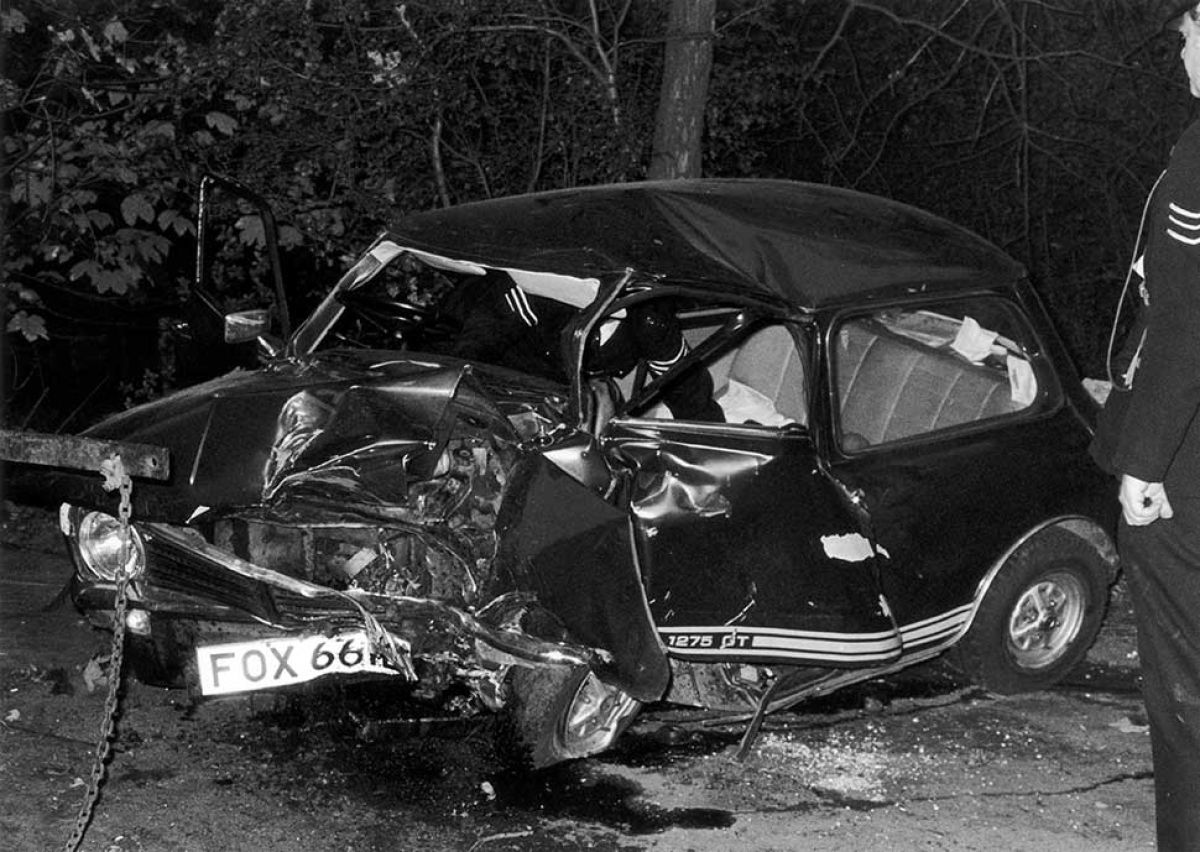 Marc Bolan je končal svojo pot, stisnjen med sedež v krhkem Miniju in drevesom, kjer je danes mini "svetišče".
