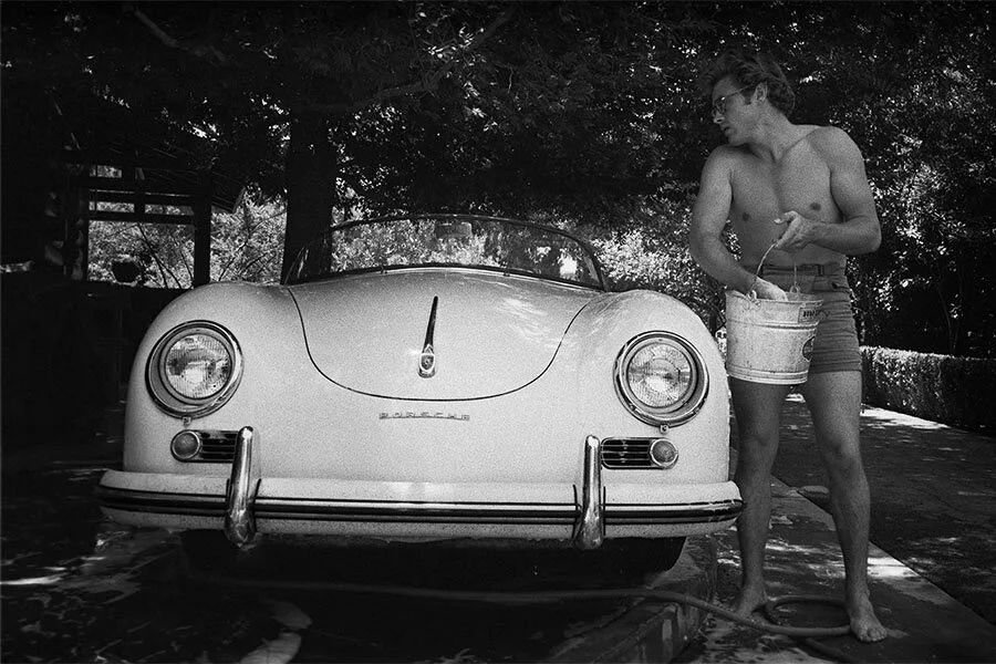 Dean je bil prav obseden s svojim Porschejem in je z njim dirkal, čim je našel čas.