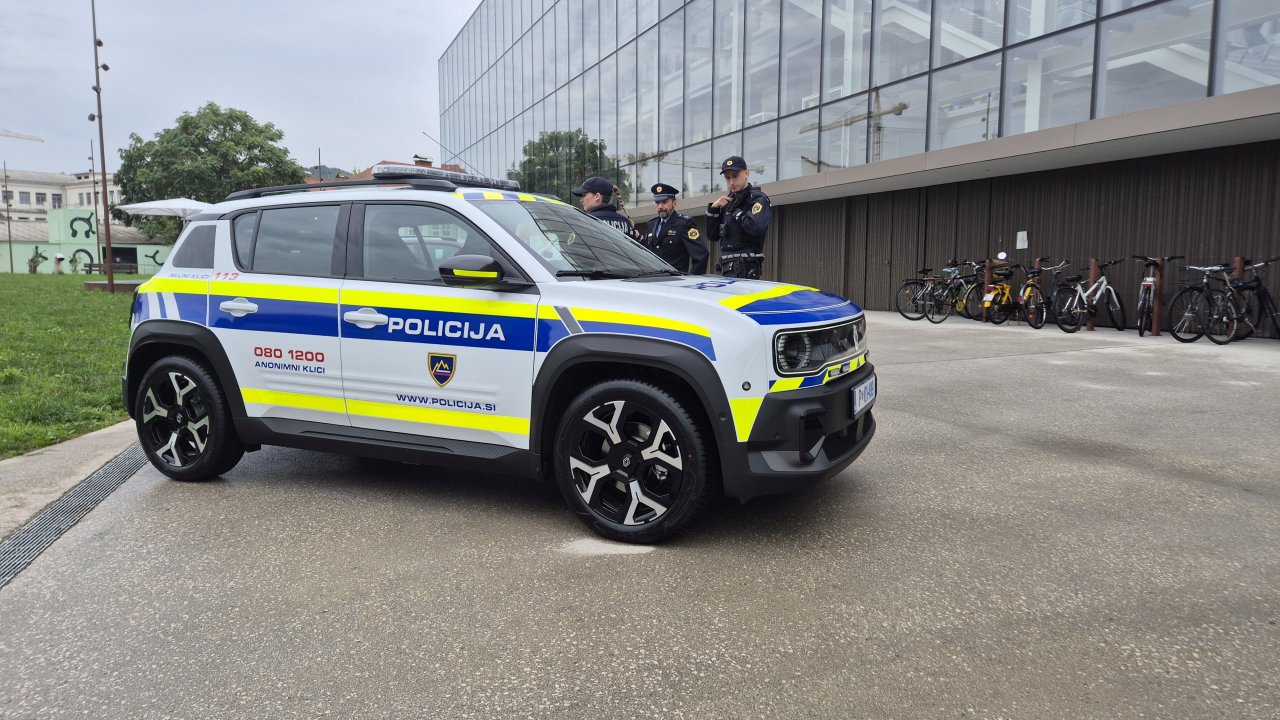 Slovenska policija s prvim električnim patruljnim avtomobilom