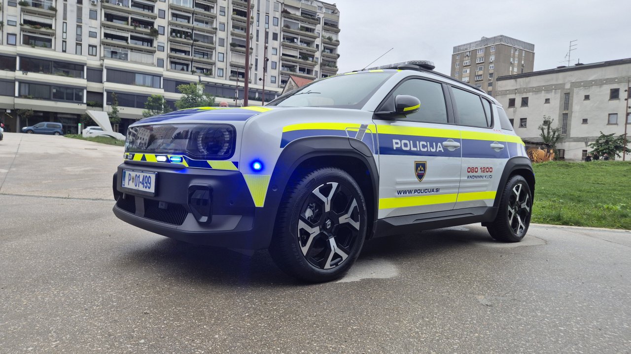 Slovenska policija s prvim električnim patruljnim avtomobilom