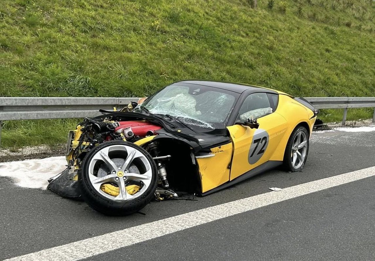 Uničen Ferrari, pa kar 65 kazni