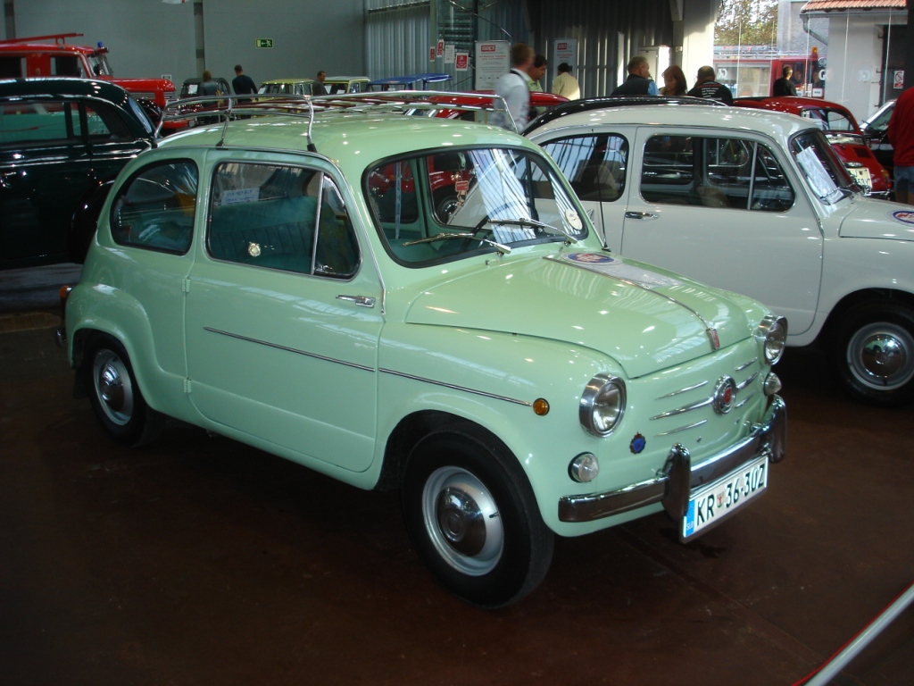 Zastava 750 (Fičko) na 1. festivalu starodobnikov Codelli v Ljubljani s še nazaj odpirajočimi se vrati "na reklc", ki so se poslovila 1968.