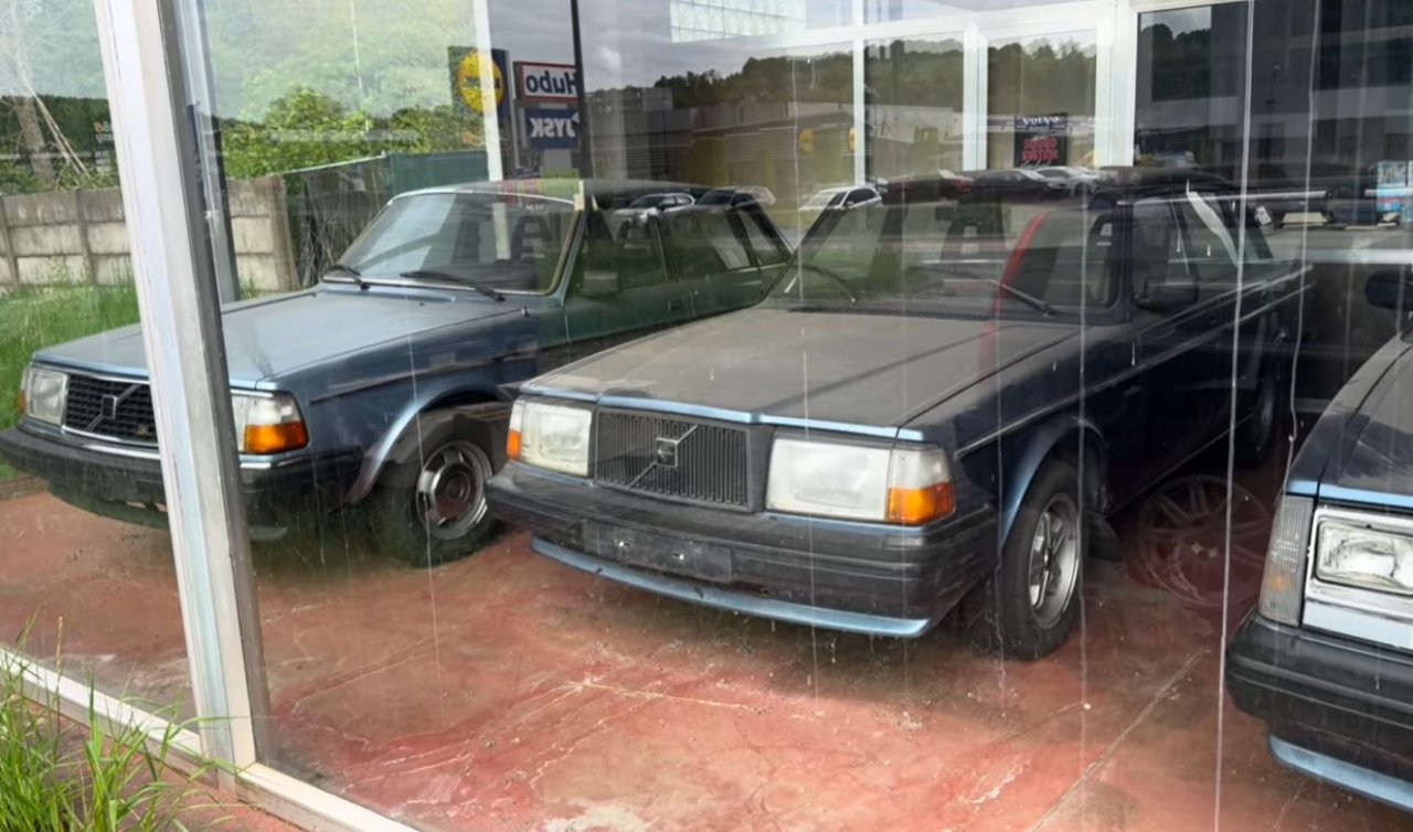 Nedaleč od slovitega dirkališča prah nabirajo Volvovi modeli Nedaleč od slovitega dirkališča prah nabirajo Volvovi modeli