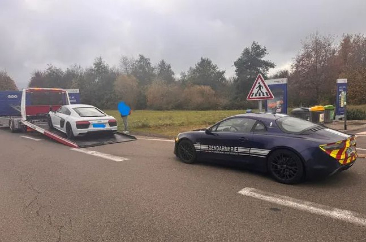 Audija R8 prestregel policijski Alpine A110 Audija R8 prestregel policijski Alpine A110