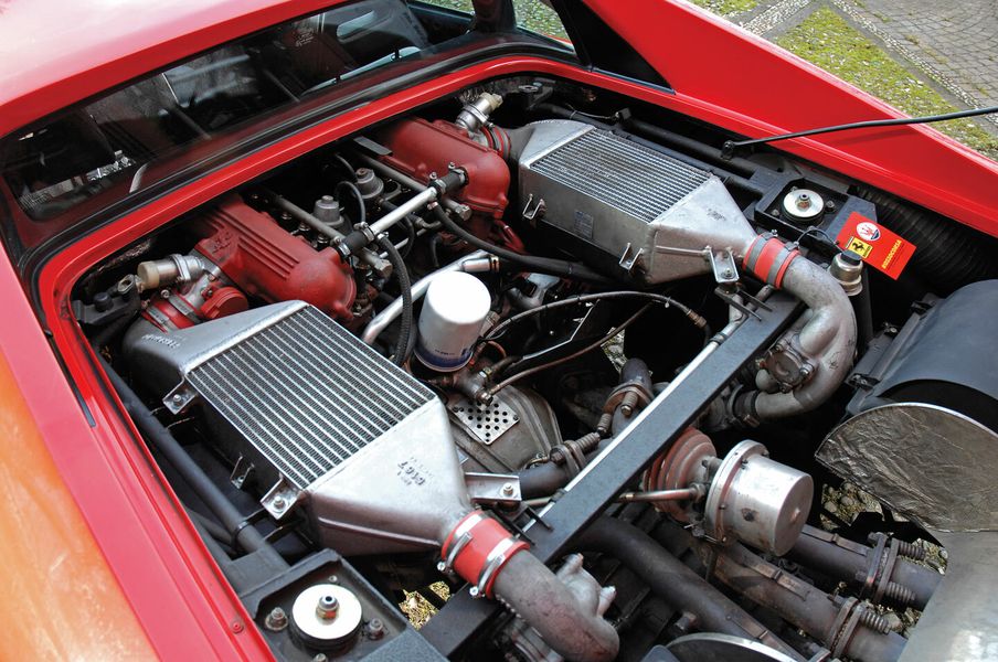Sredinsko nameščeni V8 z dvema turbo polnilnikoma so postavili po dolgem.