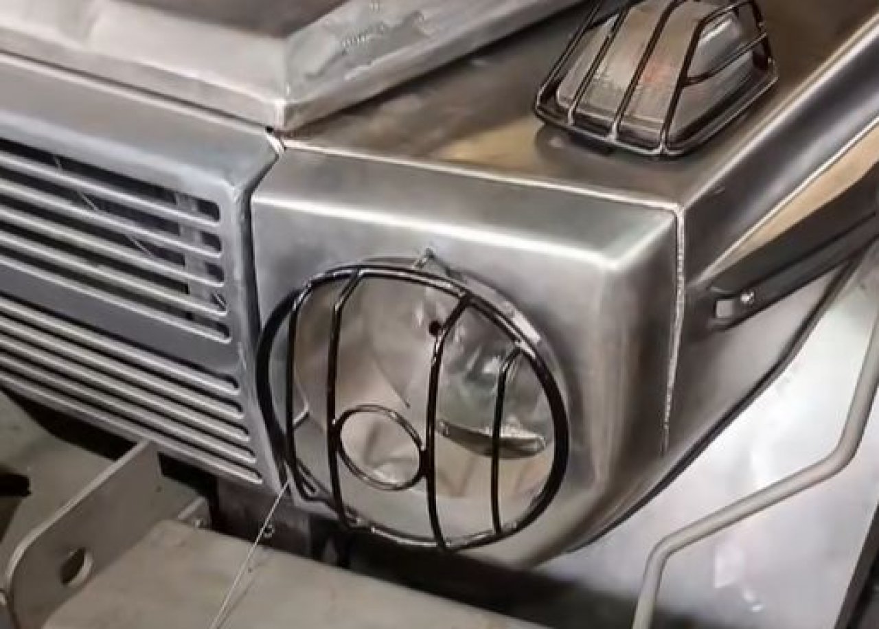 Izdelal Mercedesa G iz nerjavnega jekla Izdelal Mercedesa G iz nerjavnega jekla