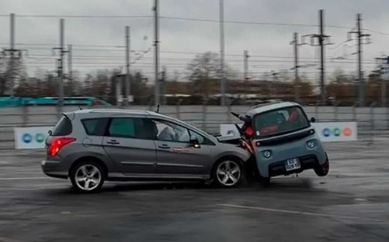 Ko karavanski Peugeot 308 s hitrostjo 50 km/h trči v Amija Ko karavanski Peugeot 308 s hitrostjo 50 km/h trči v Amija