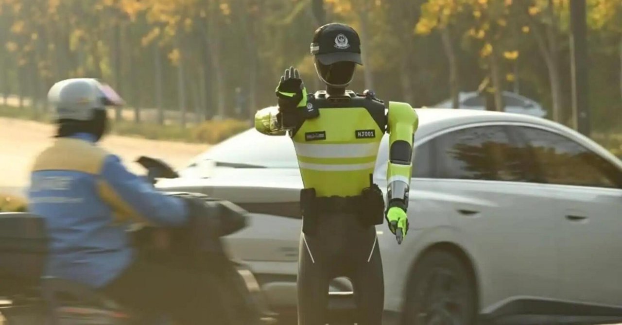 Promet ureja prvi policist robot Promet ureja prvi policist robot