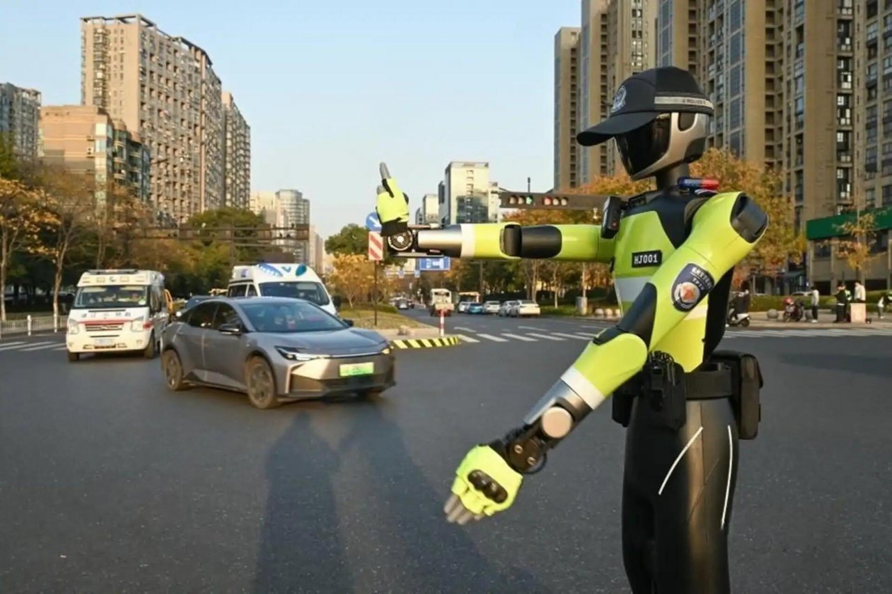 Promet ureja prvi policist robot Promet ureja prvi policist robot
