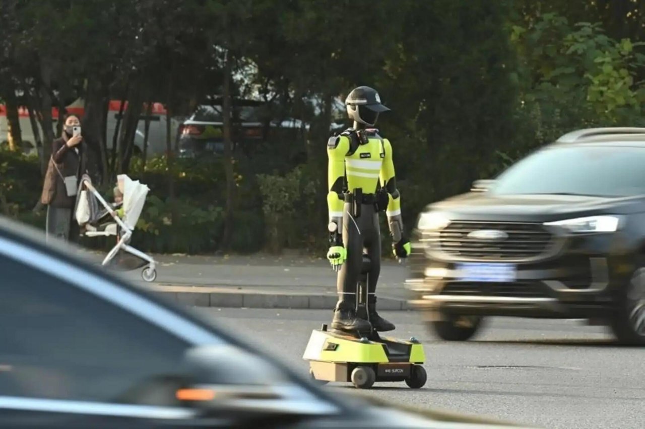 Promet ureja prvi policist robot Promet ureja prvi policist robot