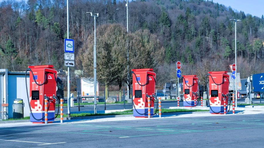 Zaživel je prvi polnilni park za tovornjake