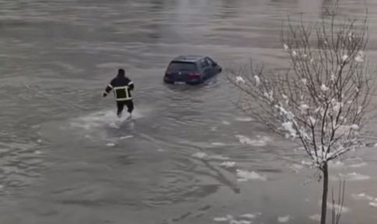 Iz vode rešil napol potopljenega Golfa