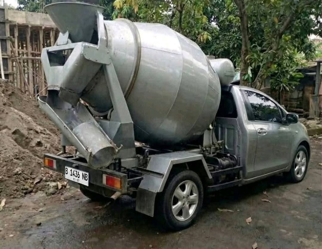 Toyota Yaris kot mini mešalec betona Toyota Yaris kot mini mešalec betona