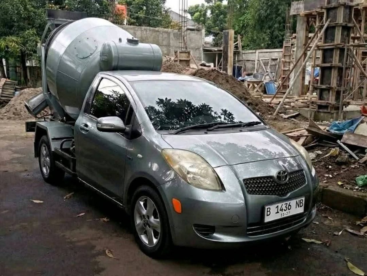 Toyota Yaris kot mini mešalec betona Toyota Yaris kot mini mešalec betona