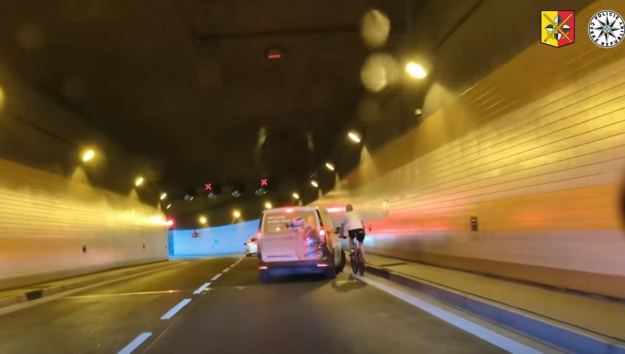 Na kolesu bežal pred policisti in nabiral prekrške