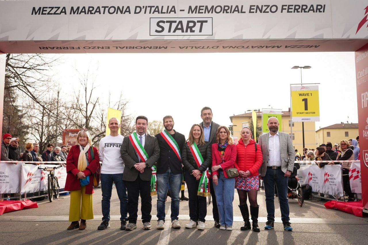 Memorial Enzo Ferrari privabil 15.000 tekačev Memorial Enzo Ferrari privabil 15.000 tekačev