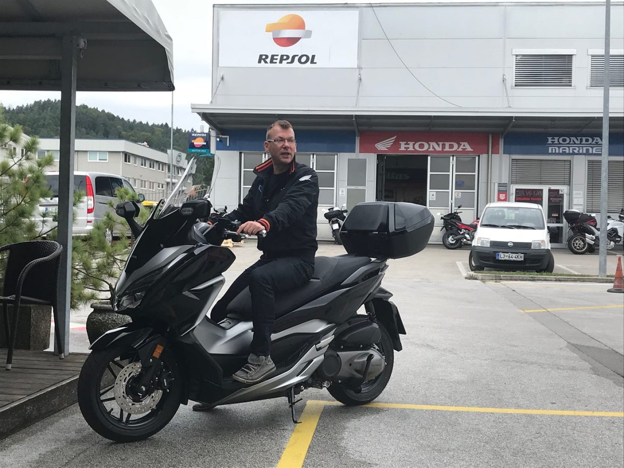 Sergej Petkovšek istočasno skrbi tudi za znamko Ducati. Ohranjajo prodajo nad 100 kosov letno, kar predstavlja nadpovprečen rezultat za to premijsko znamko, ki bo letos 4. julija praznovala svojo 100. obletnico obstoja. Ducati je med drugim za sezono 2026 prenovil svoje ikonične modele Monster, Hypermotard, DesertX, Panigale V4 R.