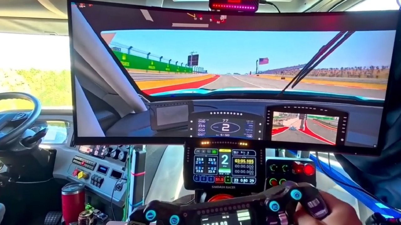 Sovoznikov sedež je zamenjal za simulator vožnje Sovoznikov sedež je zamenjal za simulator vožnje