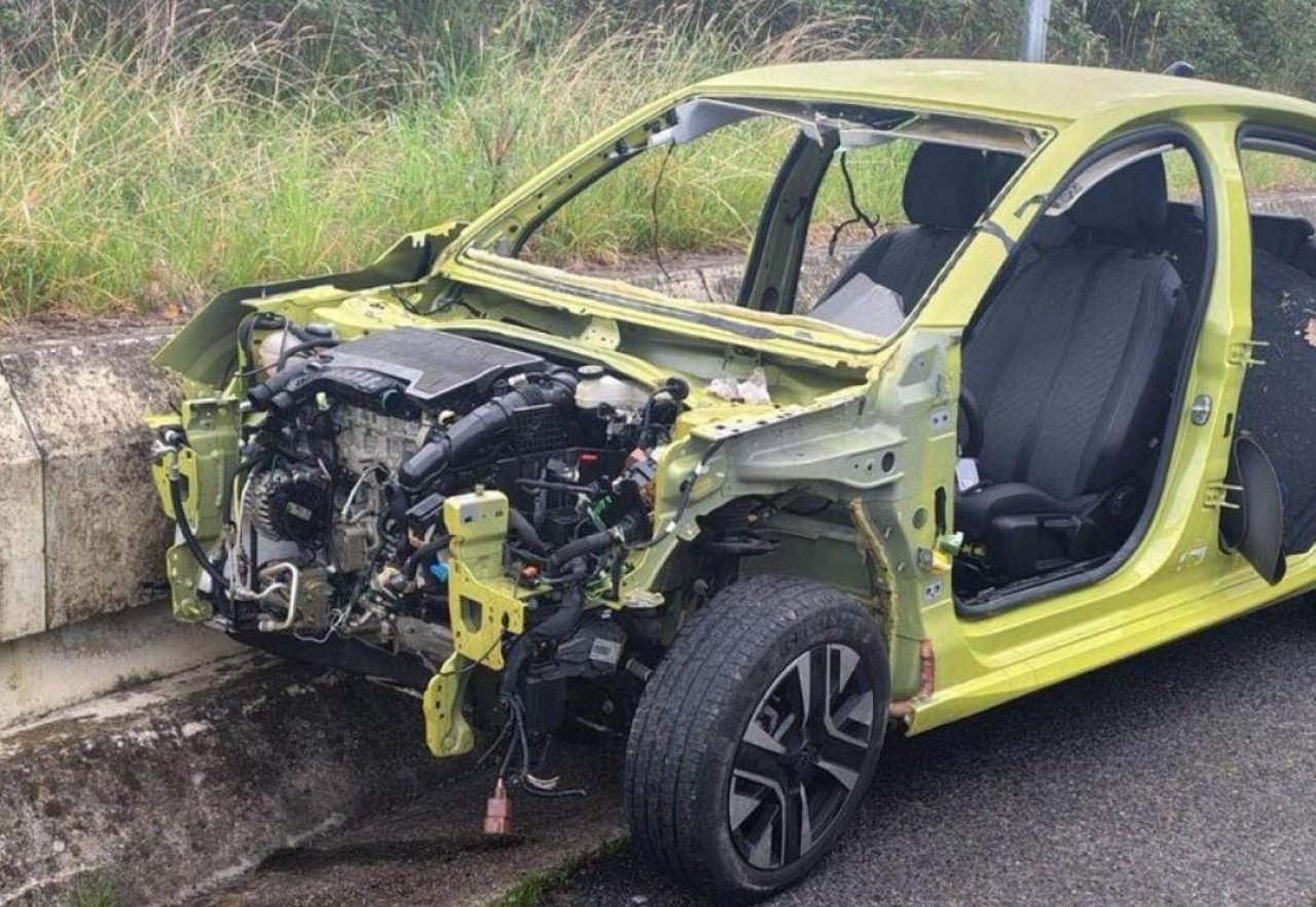 Tatovi povsem oskubili Peugeota, motor pa so pustili Tatovi povsem oskubili Peugeota, motor pa so pustili