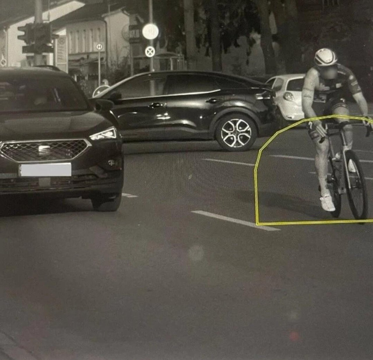 Biciklist drvel 49 km/h skozi cono 30, kazni ne bo