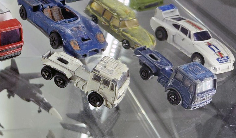 Dva Majorette Mercedesa, ena Alfa (verjetno), DS žaba rešilec, Porsche 935.