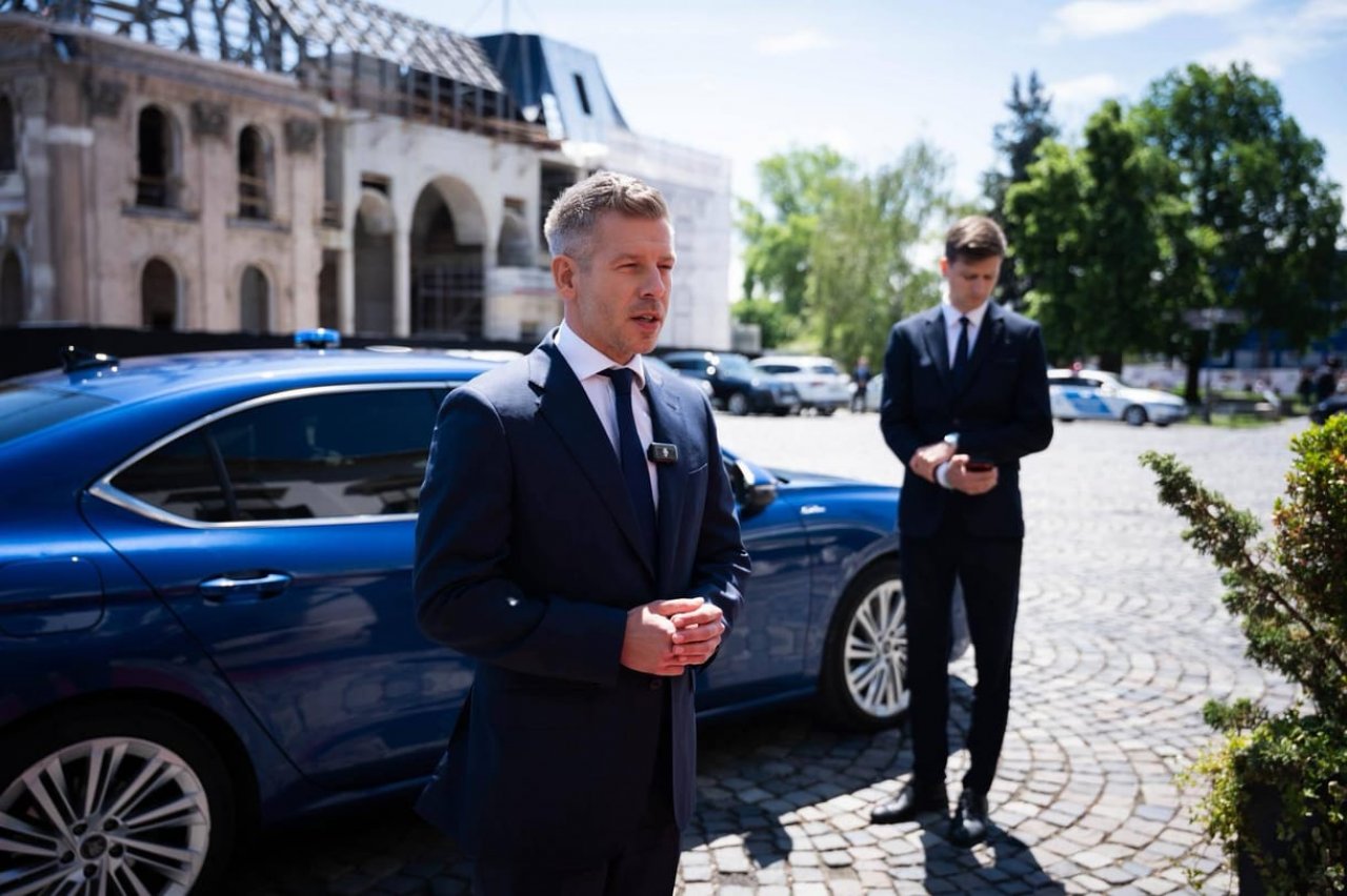 Madžarska doživlja novo pomlad, kjer je novi premier odločno razkril vse "kraljevske" privilegije Orbanove vlade in ministrstev.