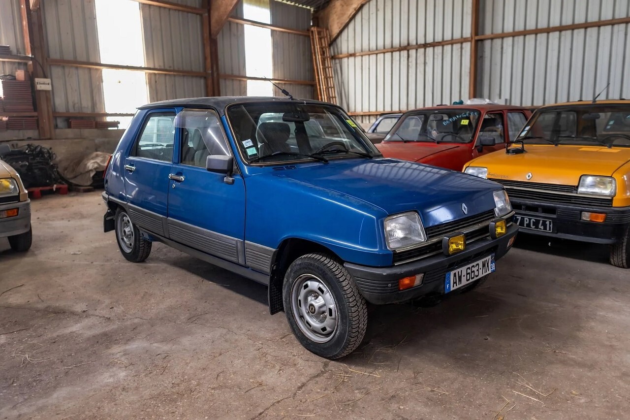 Odkrili skrivno zbirko petdesetih Renaultov 5 prve generacije