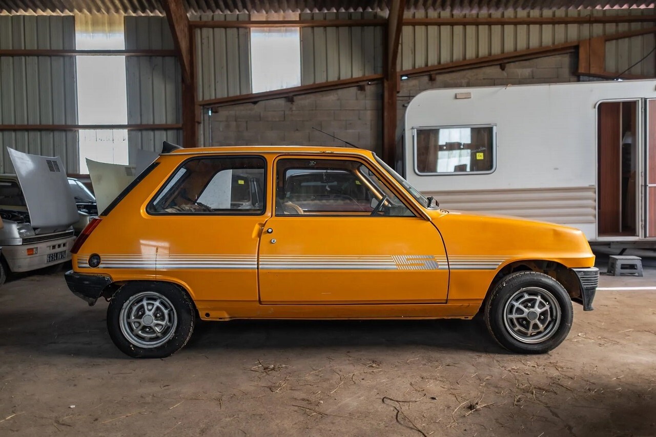 Odkrili skrivno zbirko petdesetih Renaultov 5 prve generacije