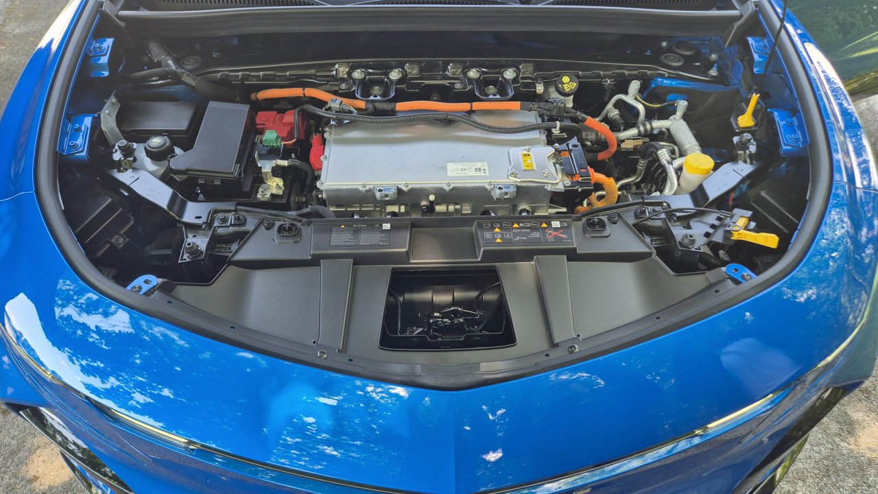 Poganjajo ga kar trije elektromotorji