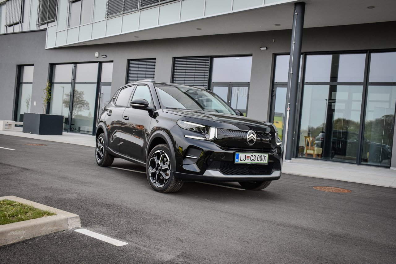 Za Citroen značilno mehko nastavljeno podvozje s hidravličnimi omejevalniki odlično blaži udarce s ceste, k prijetnemu premagovanju razdalj pa pripomorejo tudi udobni sedeži.
