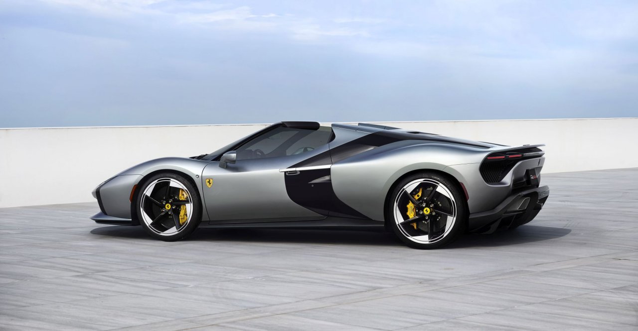 530 kilovatov v V8, 2,9 sekunde do stotice in 8,2 s do 200 km/h - pa brez vsakršne elektrike.