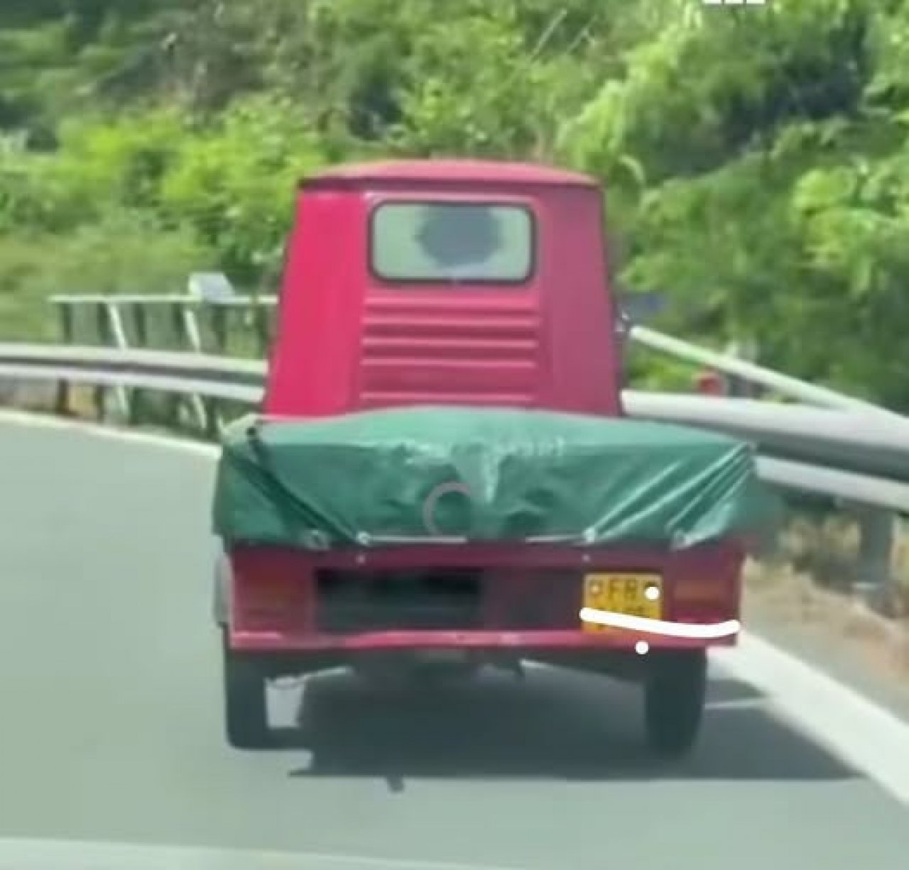 Švicarskega dopustnika s trikolesnim Apejem je zavedla navigacija