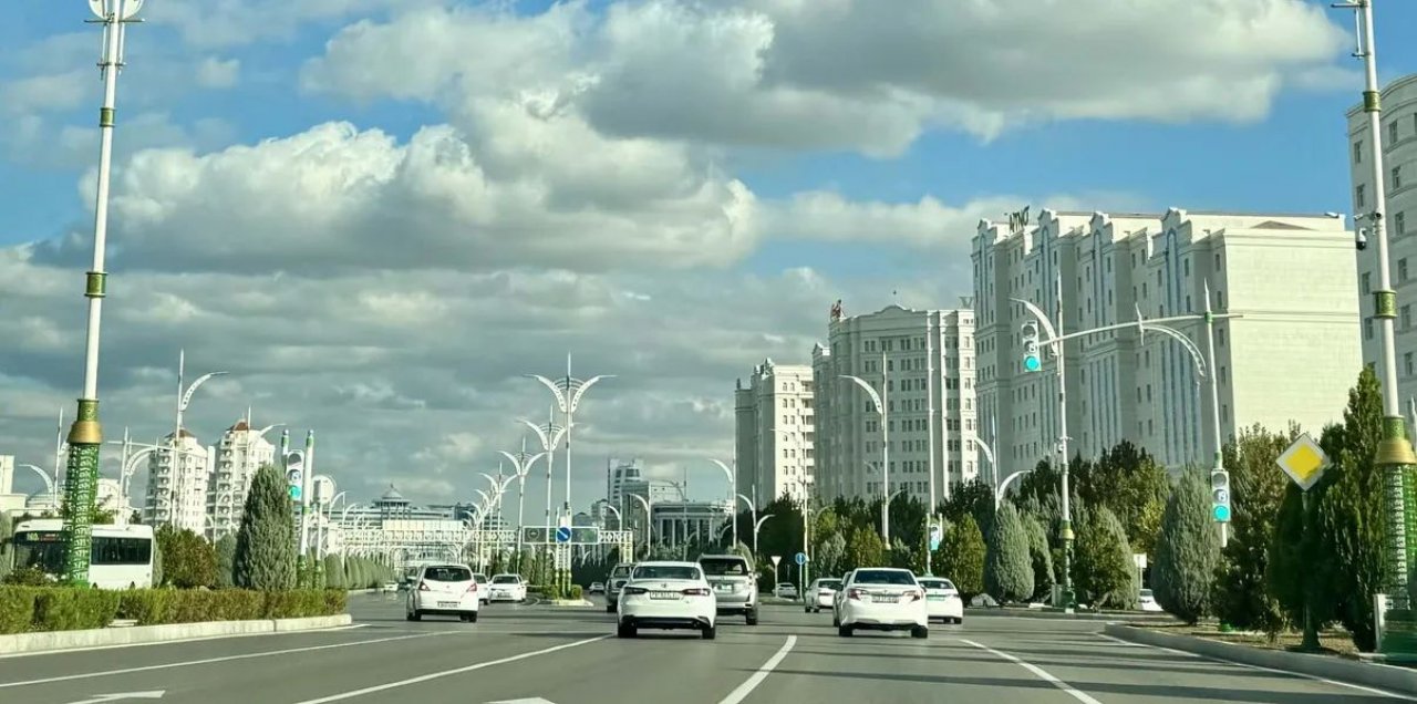 V Turkmenistanu tovornjakarji raje izlivajo gorivo, kot da bi plačali dajatve